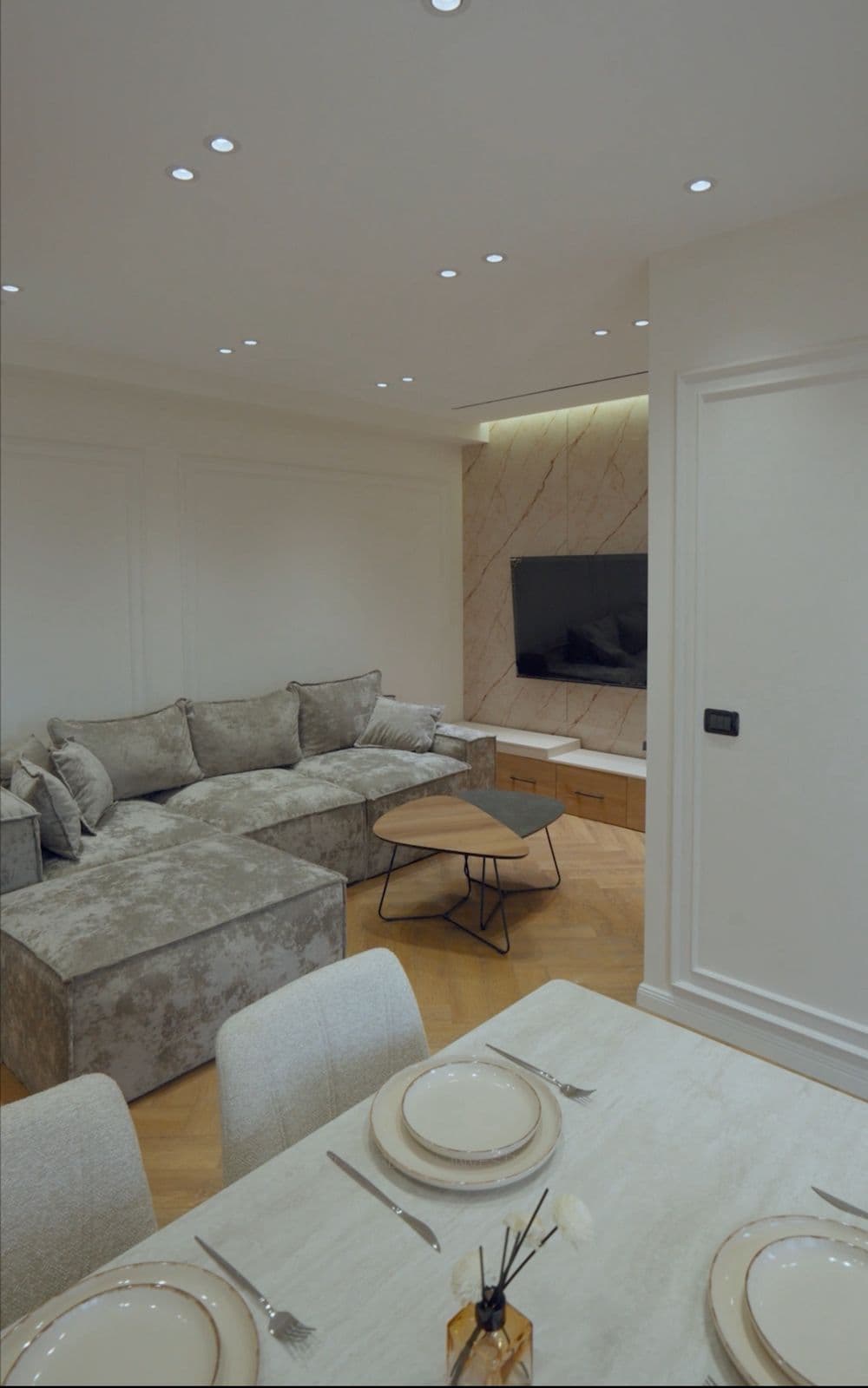 Shitet Apartament 2+1+Gardërobë - Perballe Delijorgjit ! 2