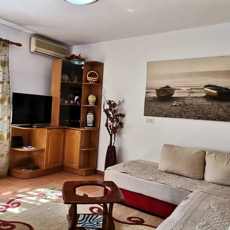 Jepet me Qira Apartament 2+1 – Pranë Gjimnazit “Ismail Qemali”!