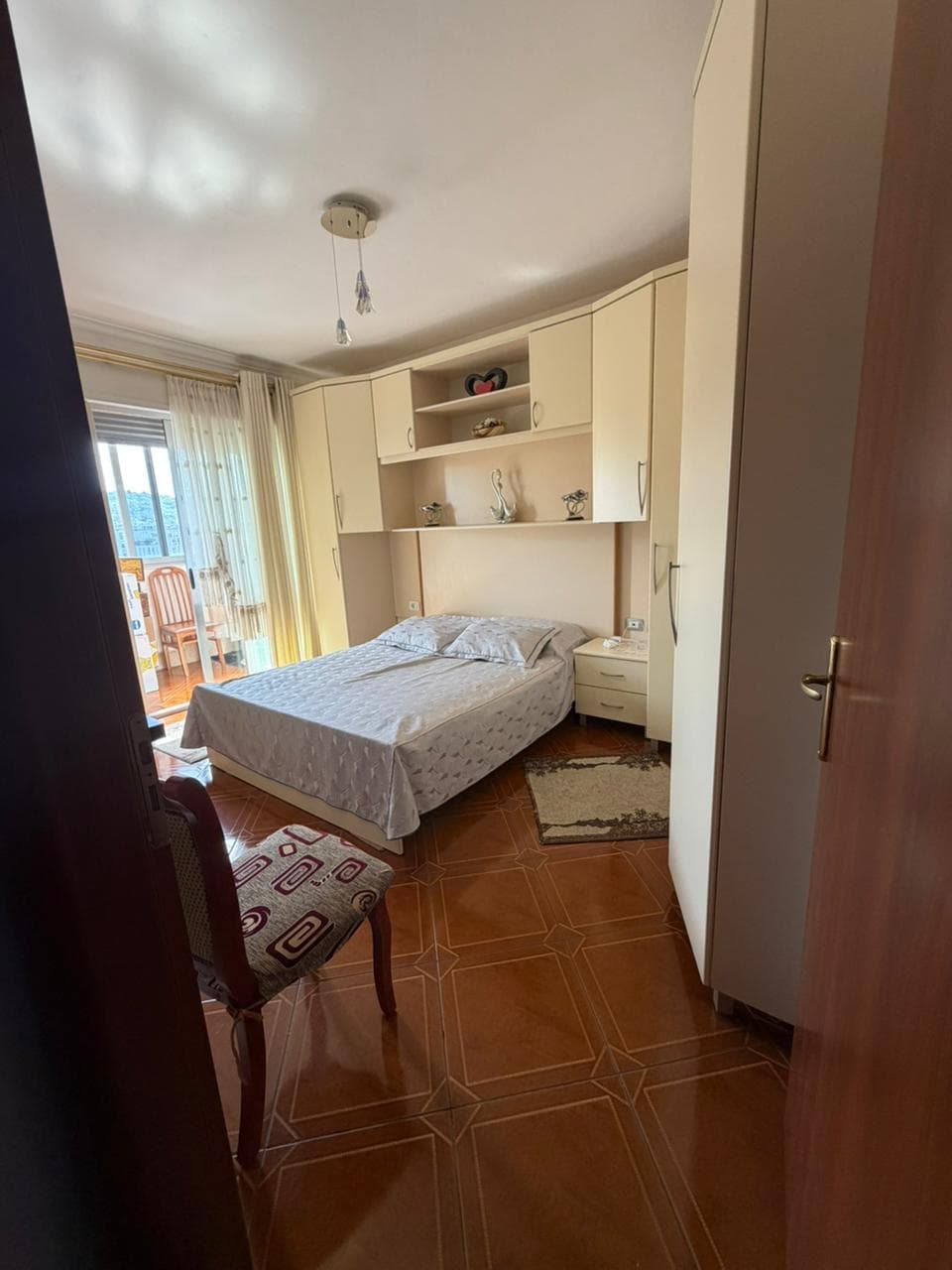 Shitet Apartament 2+1 tek Komuna e Parisit! 3