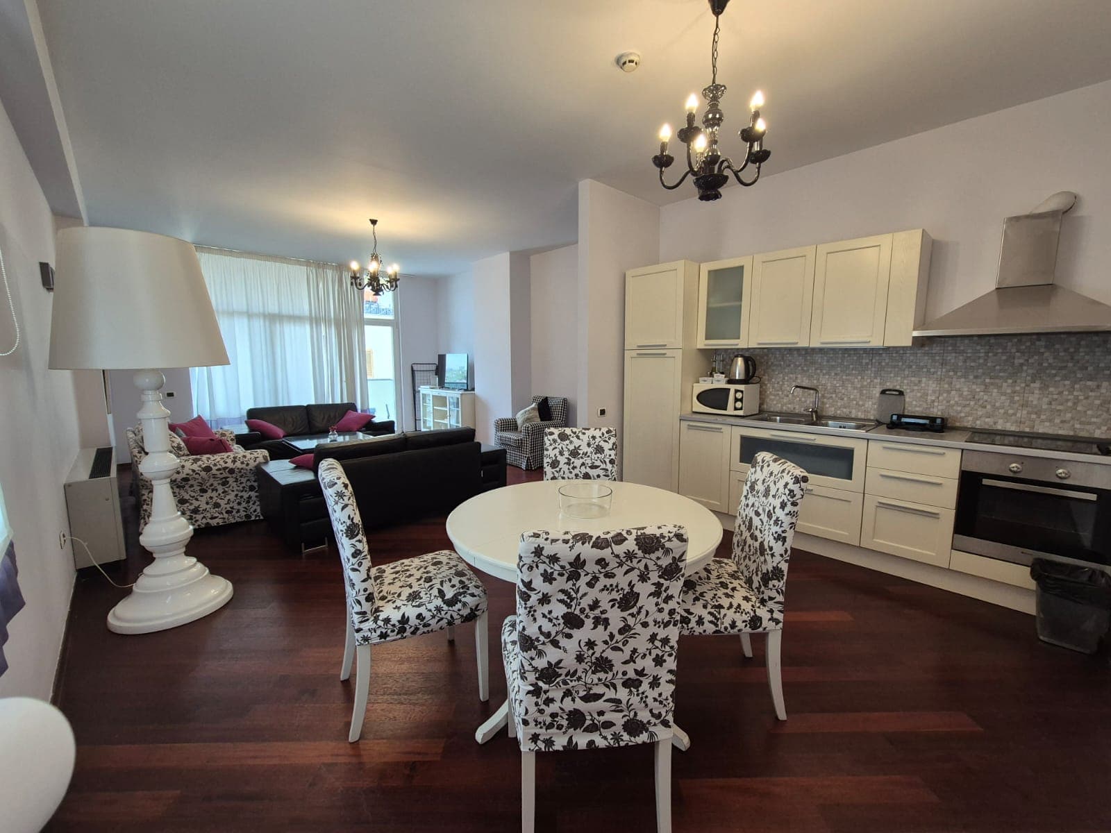 Jepet me qira apartament 2+1+2dhe 1 post parkimi tek Sheshi Willson!