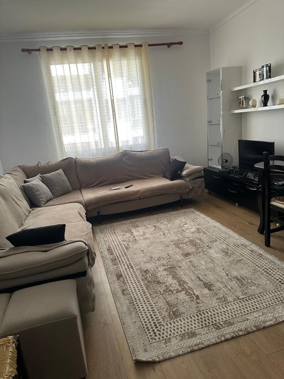 Apartament 2+1 + ballkon me qira – Astir !