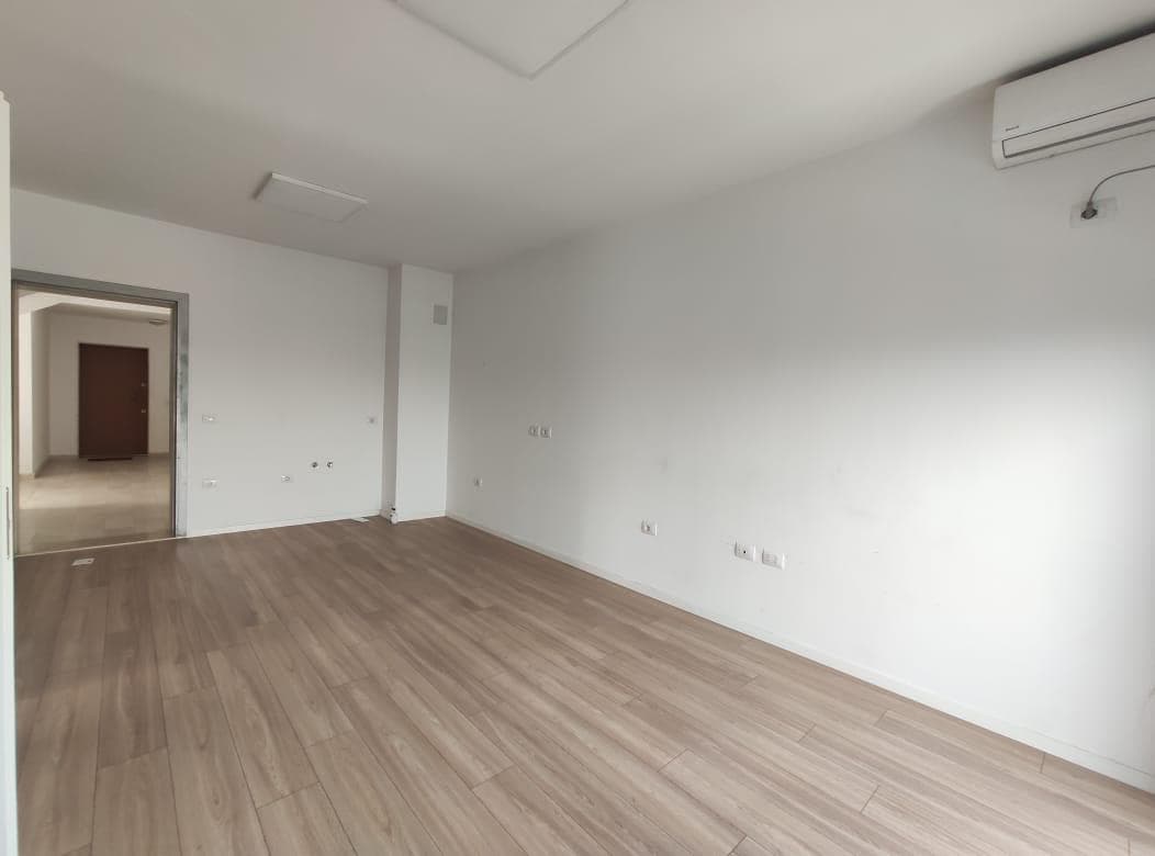 Jepet me Qira Ambient per Zyra tek Rruga Forsina Plaku, prane 21 Dhjetorit!