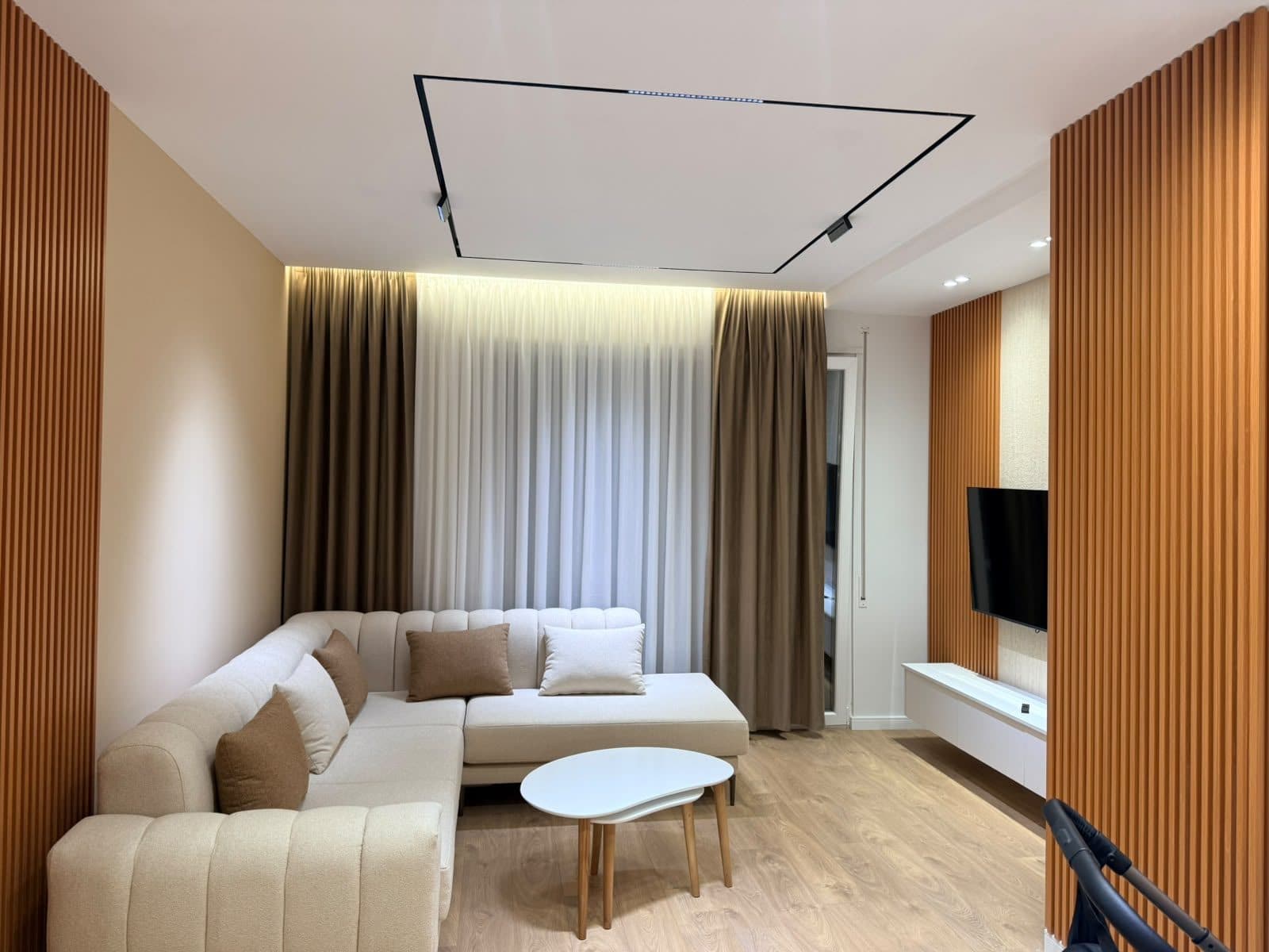 Apartament 2+1+2 + Ballkon me qira – Rruga 5 Maji !