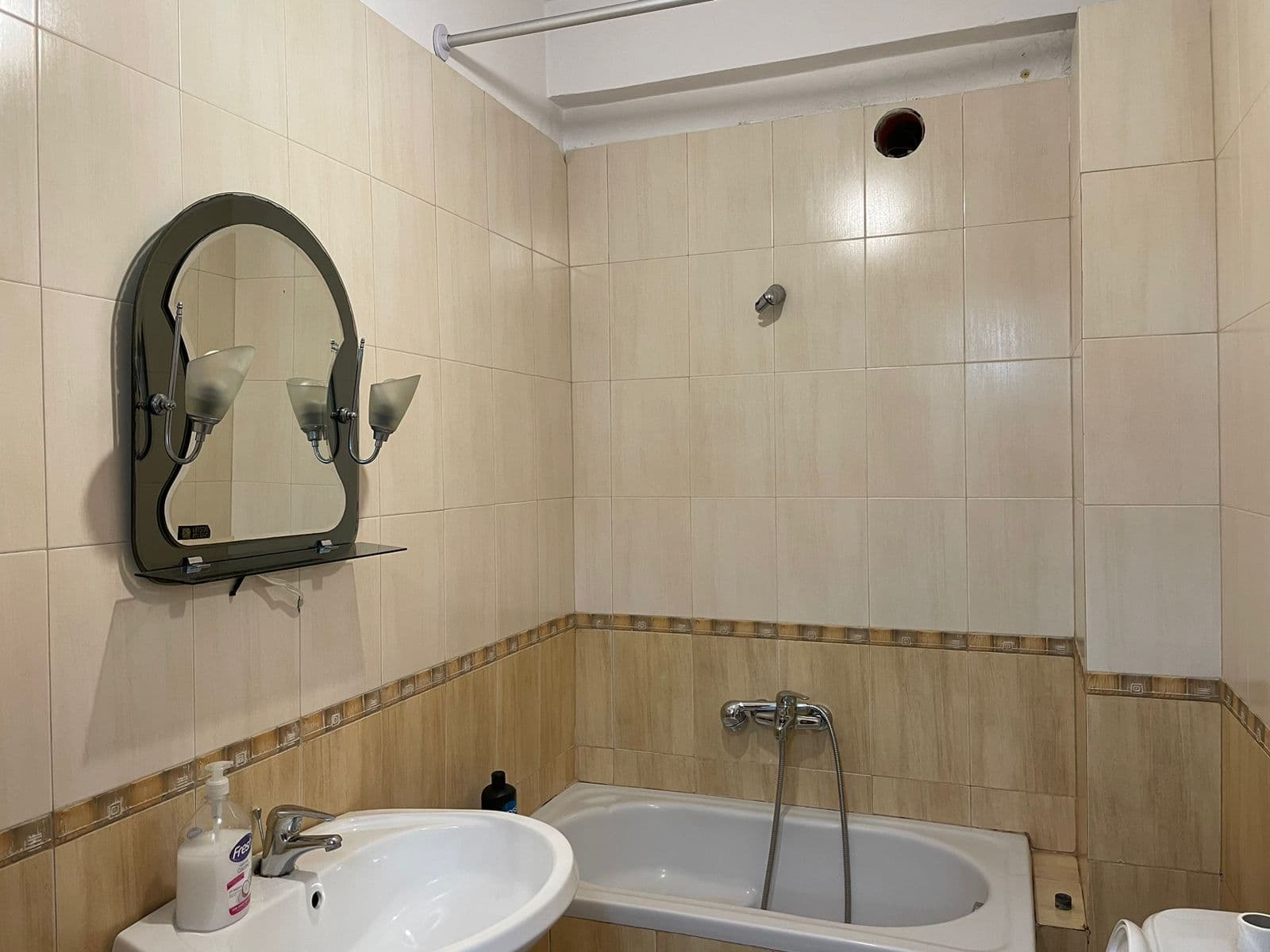 Jepet me Qira Apartament 2+1 tek Kodra e Diellit 1! 4