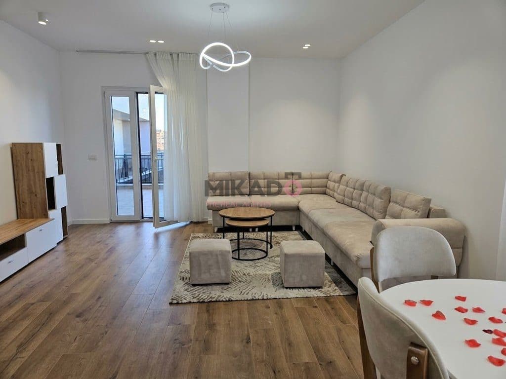 Apartament 2+1+2 + Verandë me qira – Brenda Emerald Center !