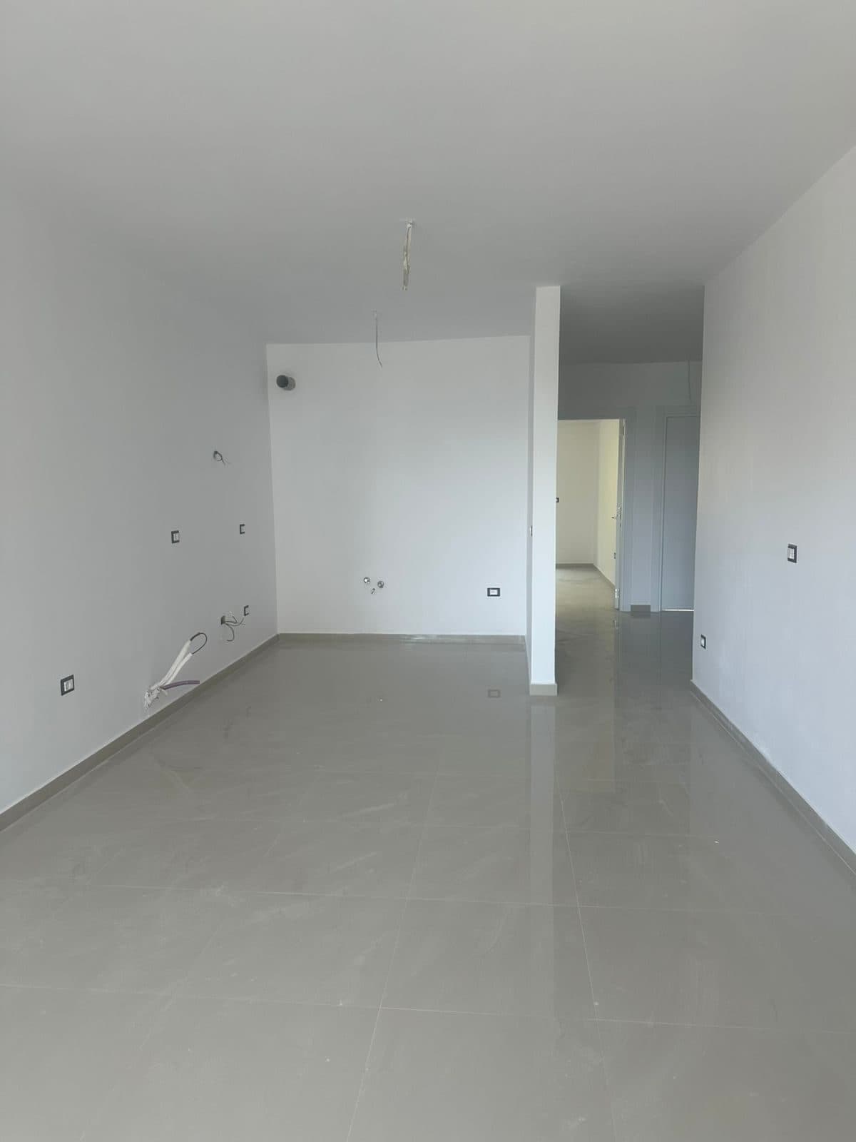 Shitet Apartament 2+1+2 dhe verande tek White Hill, Currila Durres! 2