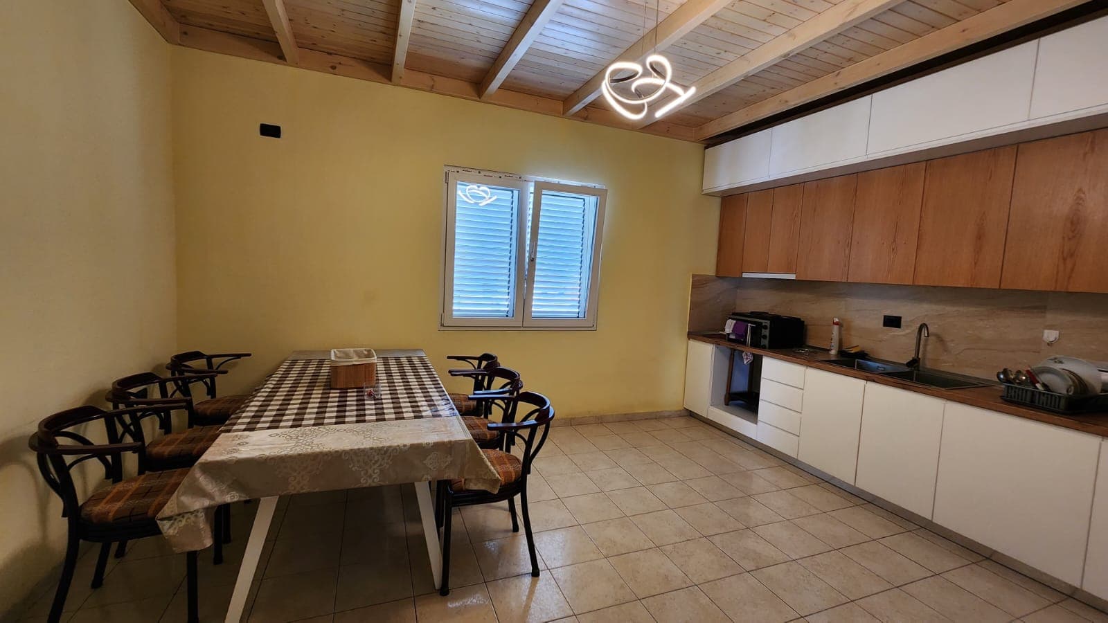 Apartament 3+1 me qira – Prane shkolles Viktor Hygo !