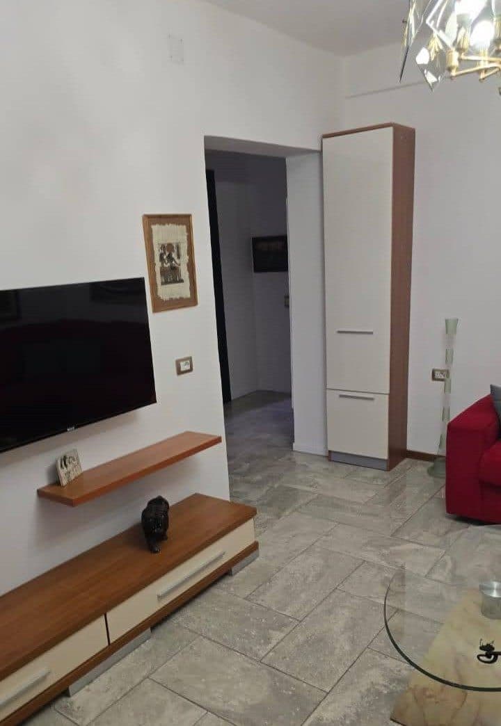 Jepet me Qira Apartament 2+1 – Përballë Medresesë ! 3