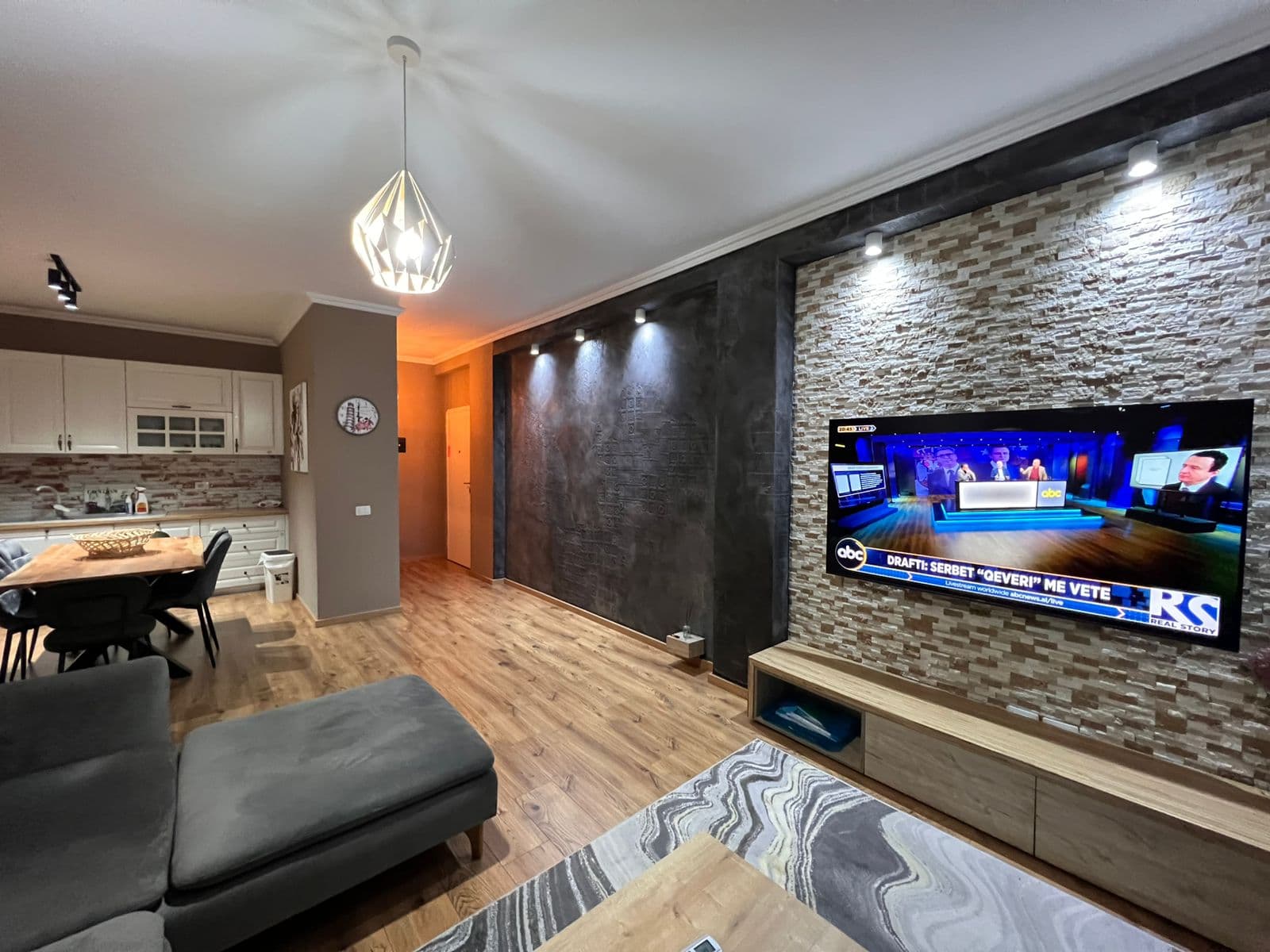 Jepet me Qira Apartament Luksoz 2+1 – Kopshti Botanik !