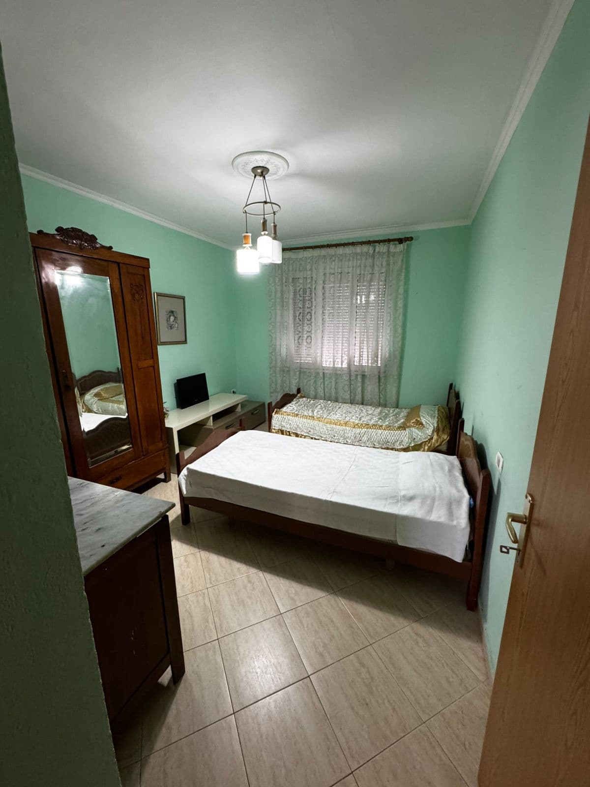 Jepet me Qira Apartament 3+2+1 📍 Pranë Shkollës “Petro Nini Luarasi” ! 4