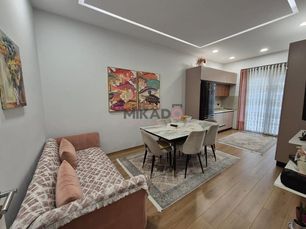Shitet apartament 2+1+2 afer Stadiumit Dinamo!