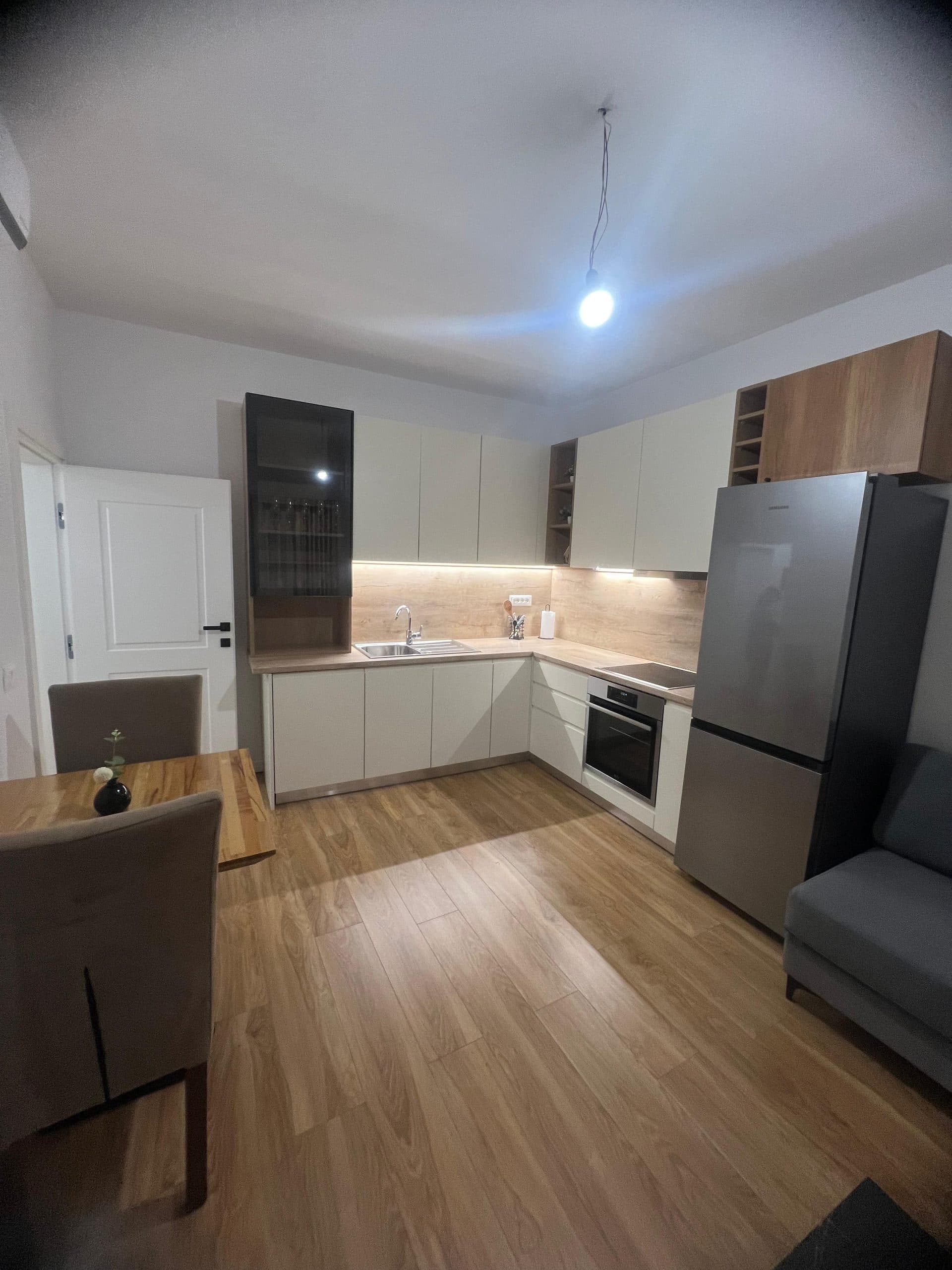 Jepet me Qira Apartament 2+1 tek Kryqezimi 21 Dhjetori ! 2