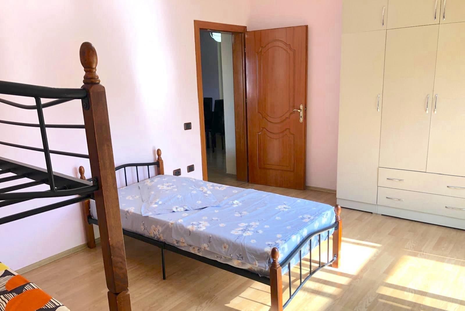 Jepet me qira apartament 2+1 tek Rruga Jordan Misja ! 4