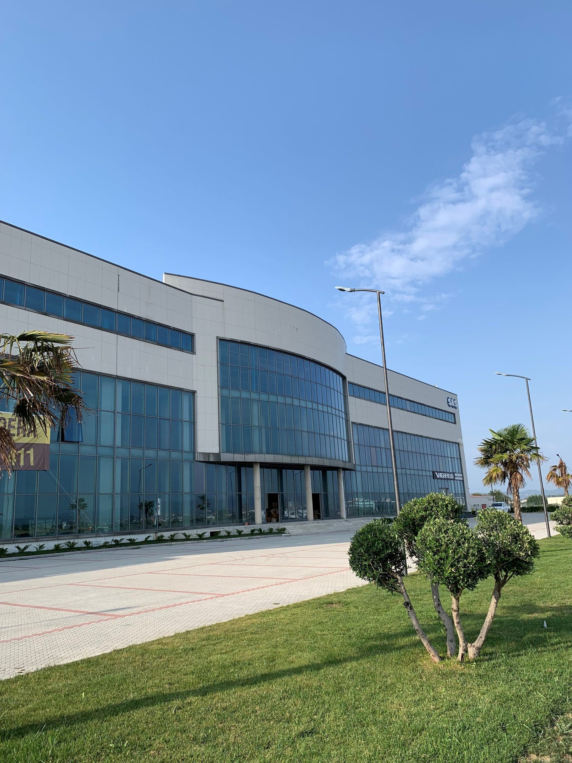 Jepet me Qira Ambjent Industrial Super Luksoz ne Durres, Xhafzotaj!!! 3