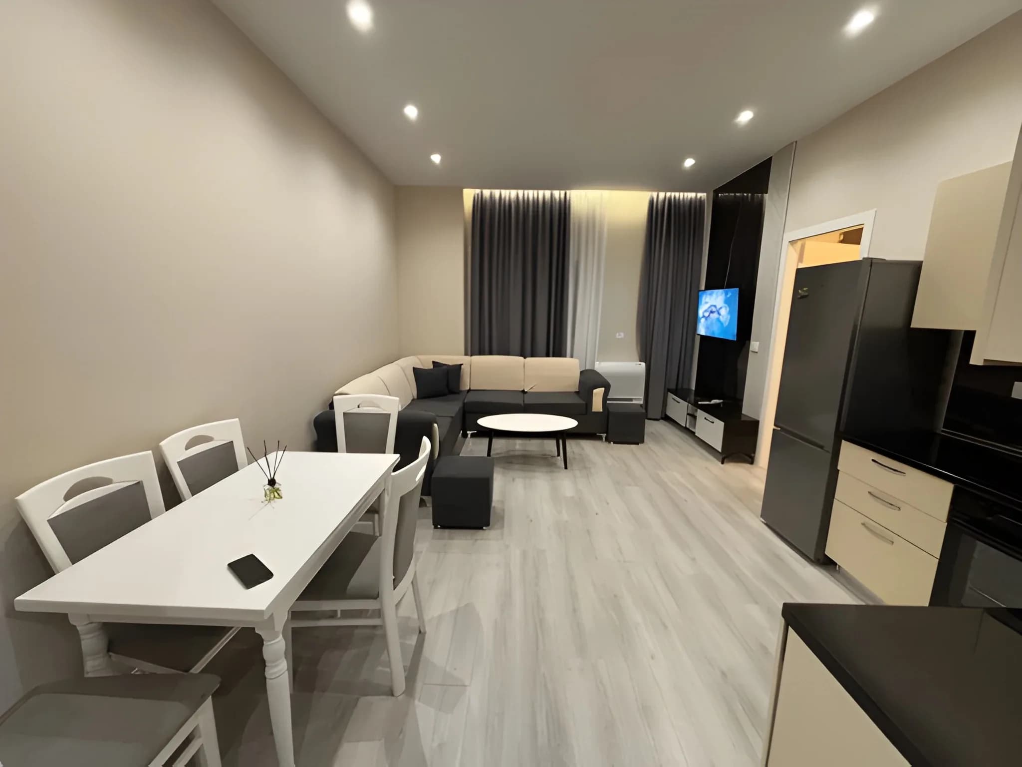 JEPET APARTAMENT 1+1 ME QIRA – Kopshti Botanik ! 3