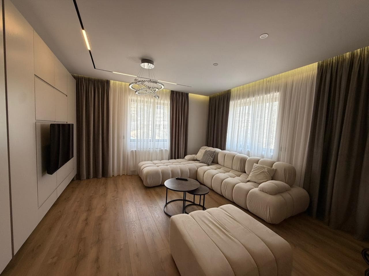 Jepet me Qira Apartament 2+1+3 tek Kodra e Diellit!