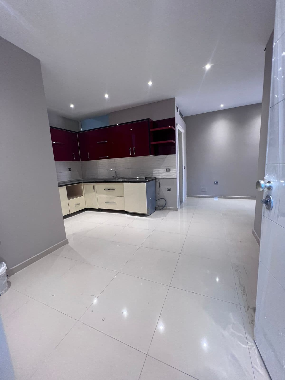 Apartament me qira – Rruga 5 Maji Concord Center) ! 3