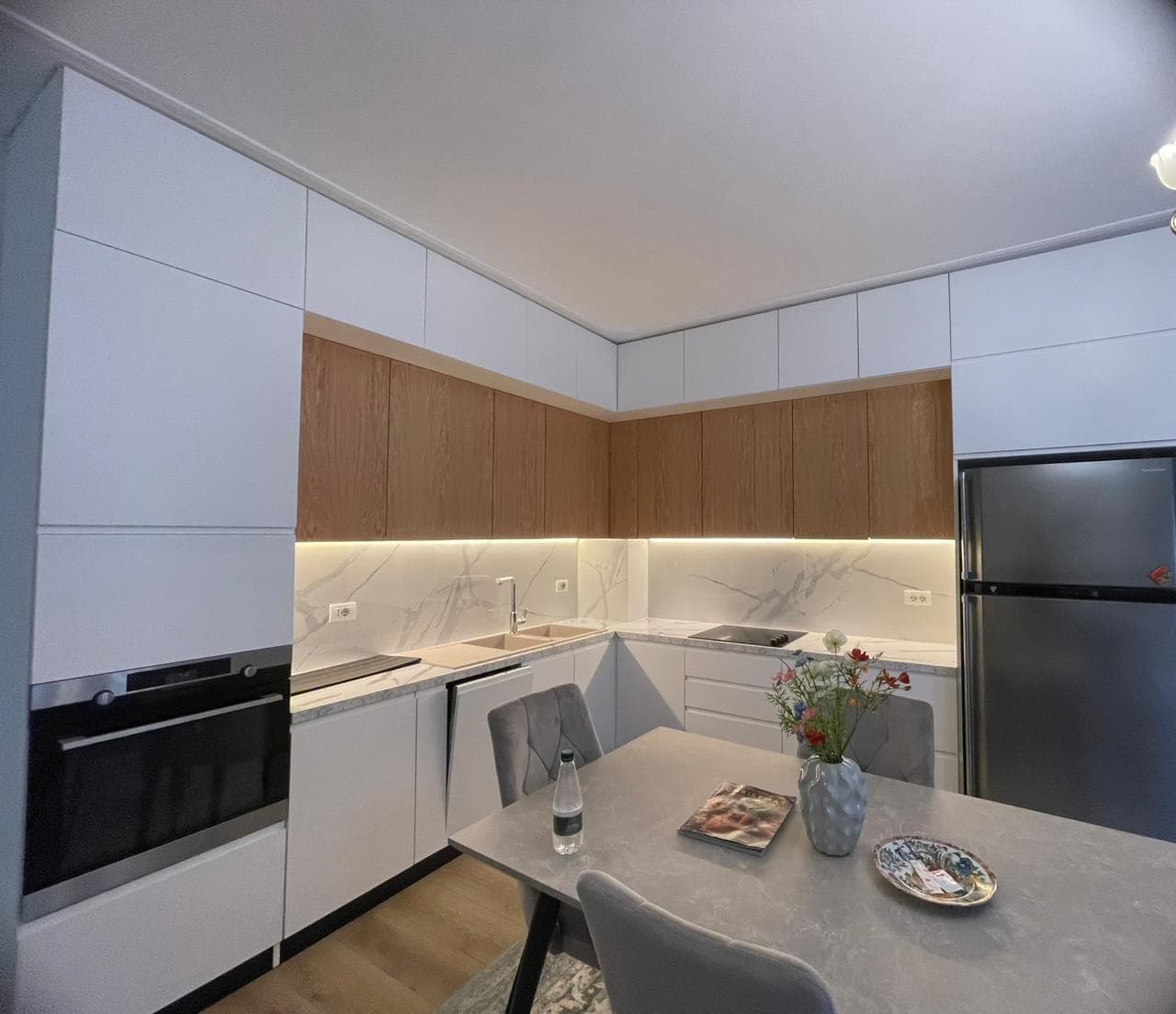 Jepet me Qira Apartament 2+1+2 tek Shallvaret! 2