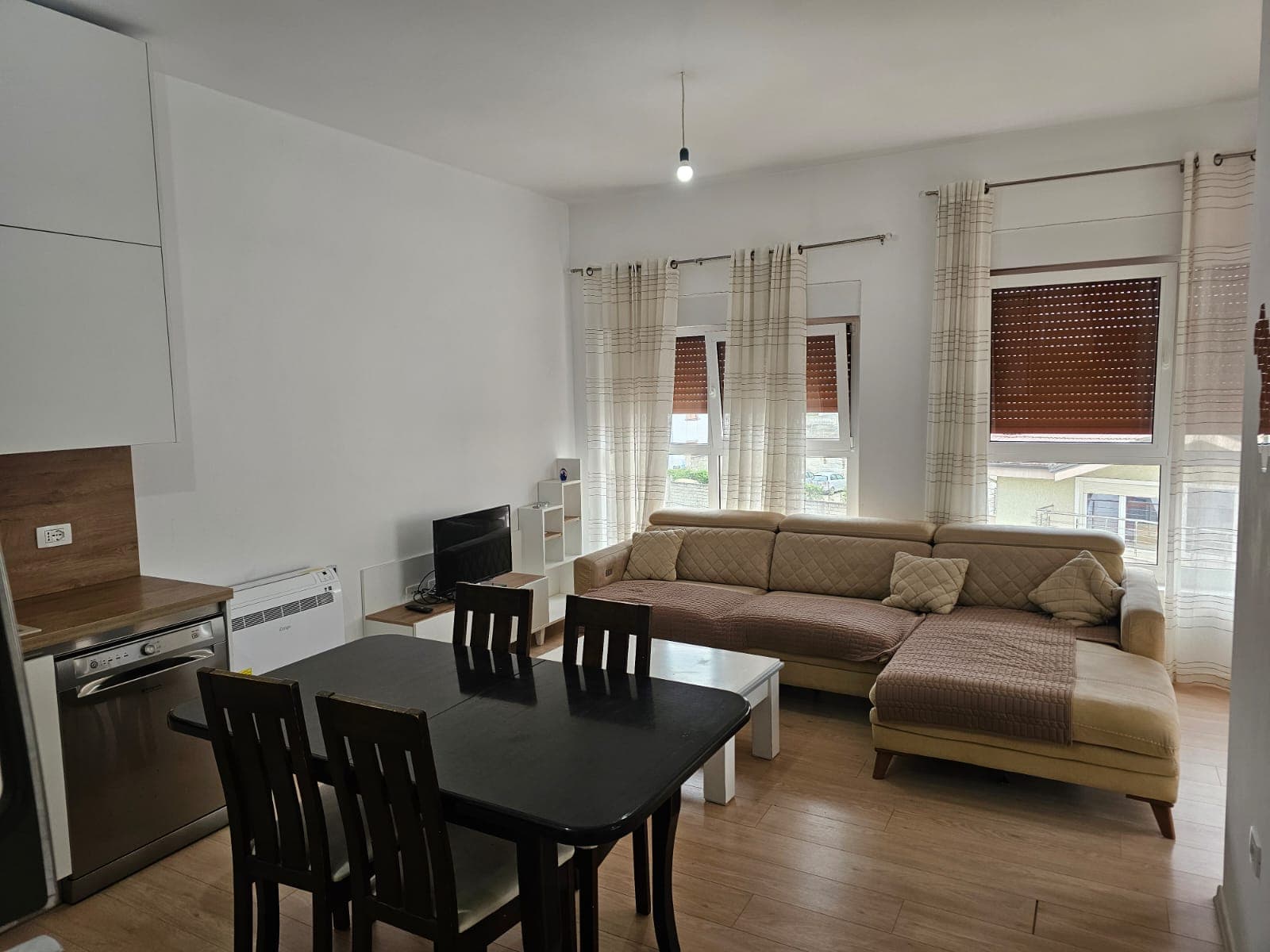 Jepet me Qira Apartament 2+1+ ballkon + post parkimi – Ali Demi ! 2