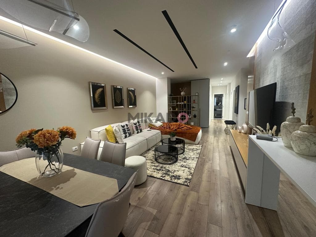 Shitet Apartament 3+1+2 tek Rruga e Kosovareve!
