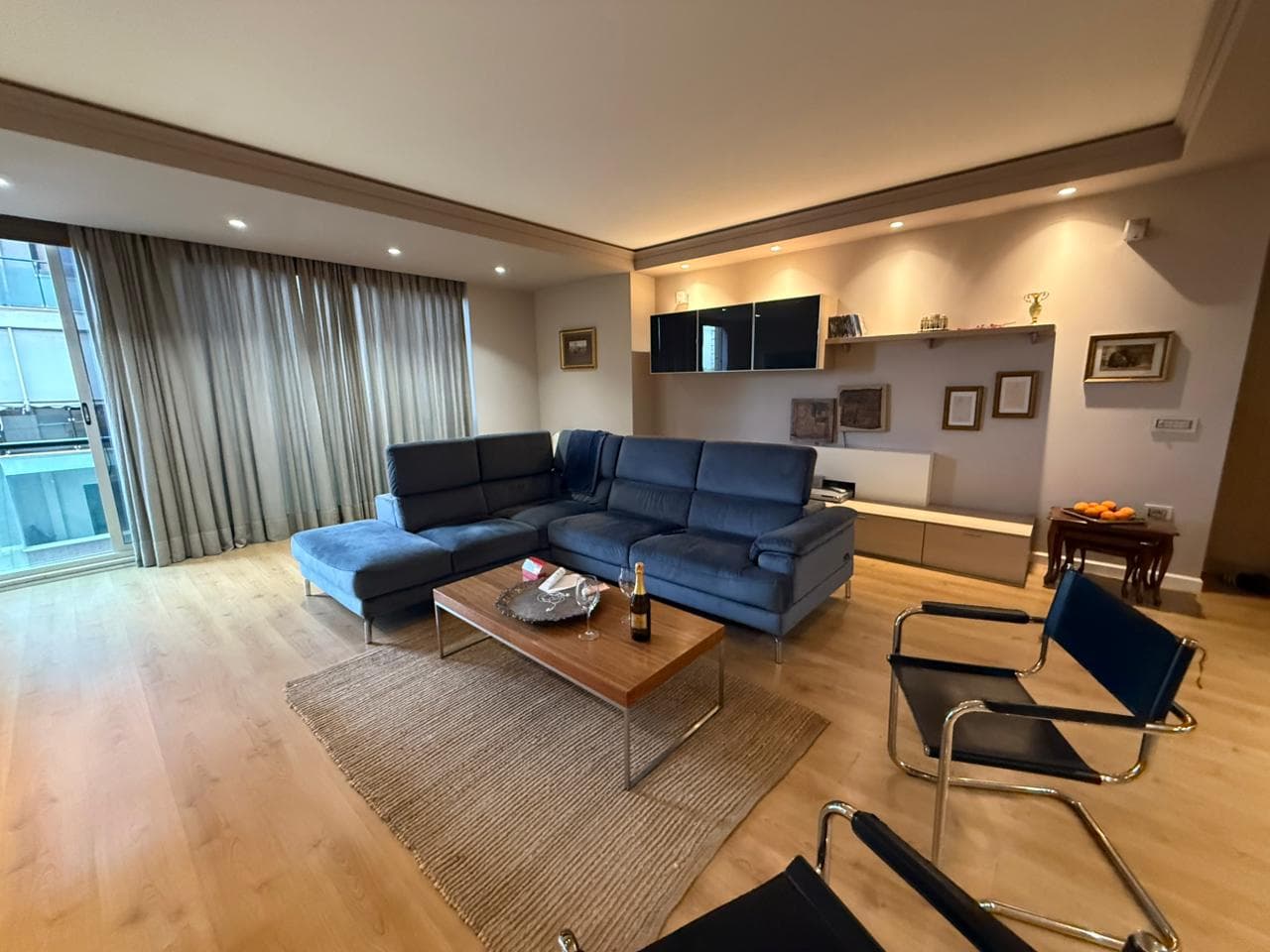 Jepet me Qira Apartament 2+1+2 tek Galeria 17 Nentori!