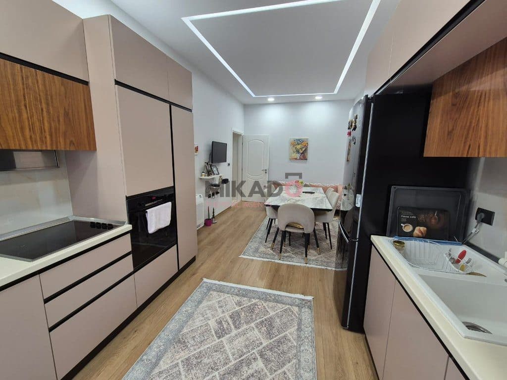 Shitet apartament 2+1+2 afer Stadiumit Dinamo! 3