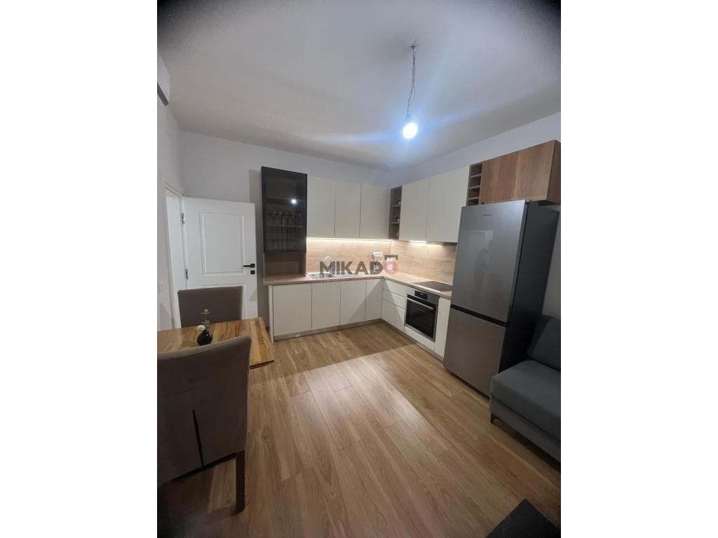 Jepet me Qira Apartament 2+1 tek Kryqezimi 21 Dhjetori ! 2