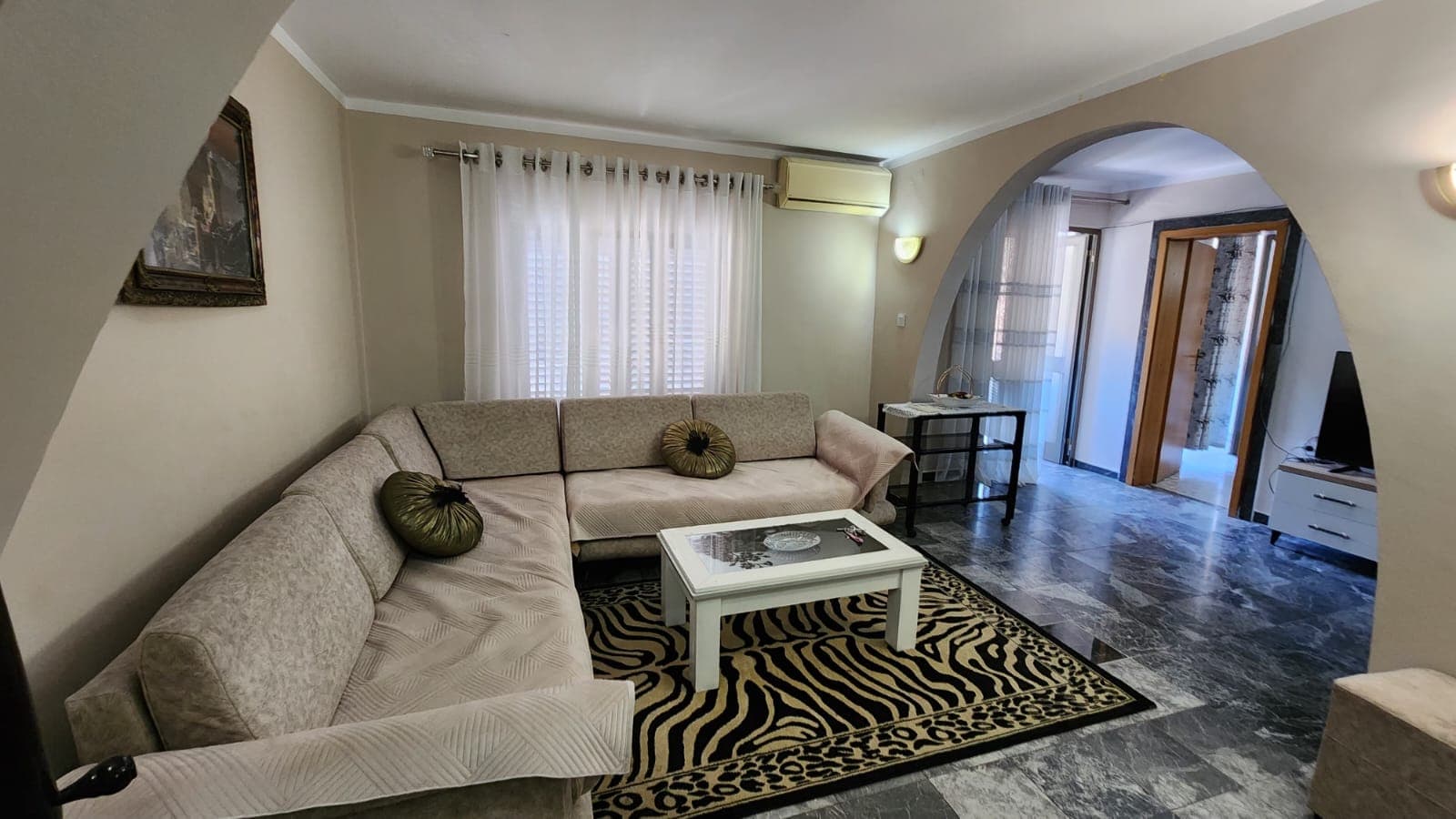Apartament 2+1+2 me qira – Rruga Fortuzi - 5 minuta larg qendrës së Tiranës !