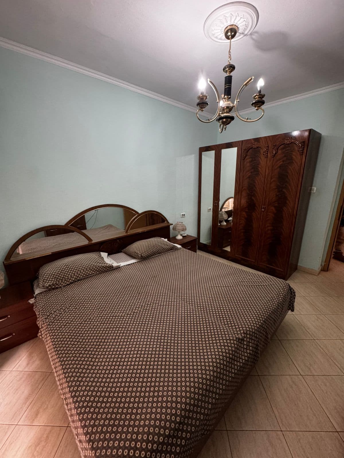 Jepet me Qira Apartament 3+2+1 📍 Pranë Shkollës “Petro Nini Luarasi” ! 3
