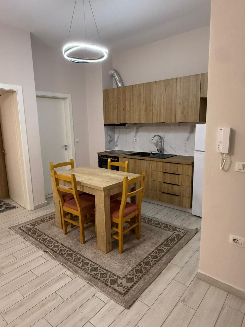 Jepet Apartament me Qira 1+1 – Astir - I sapomobiluar ! 2
