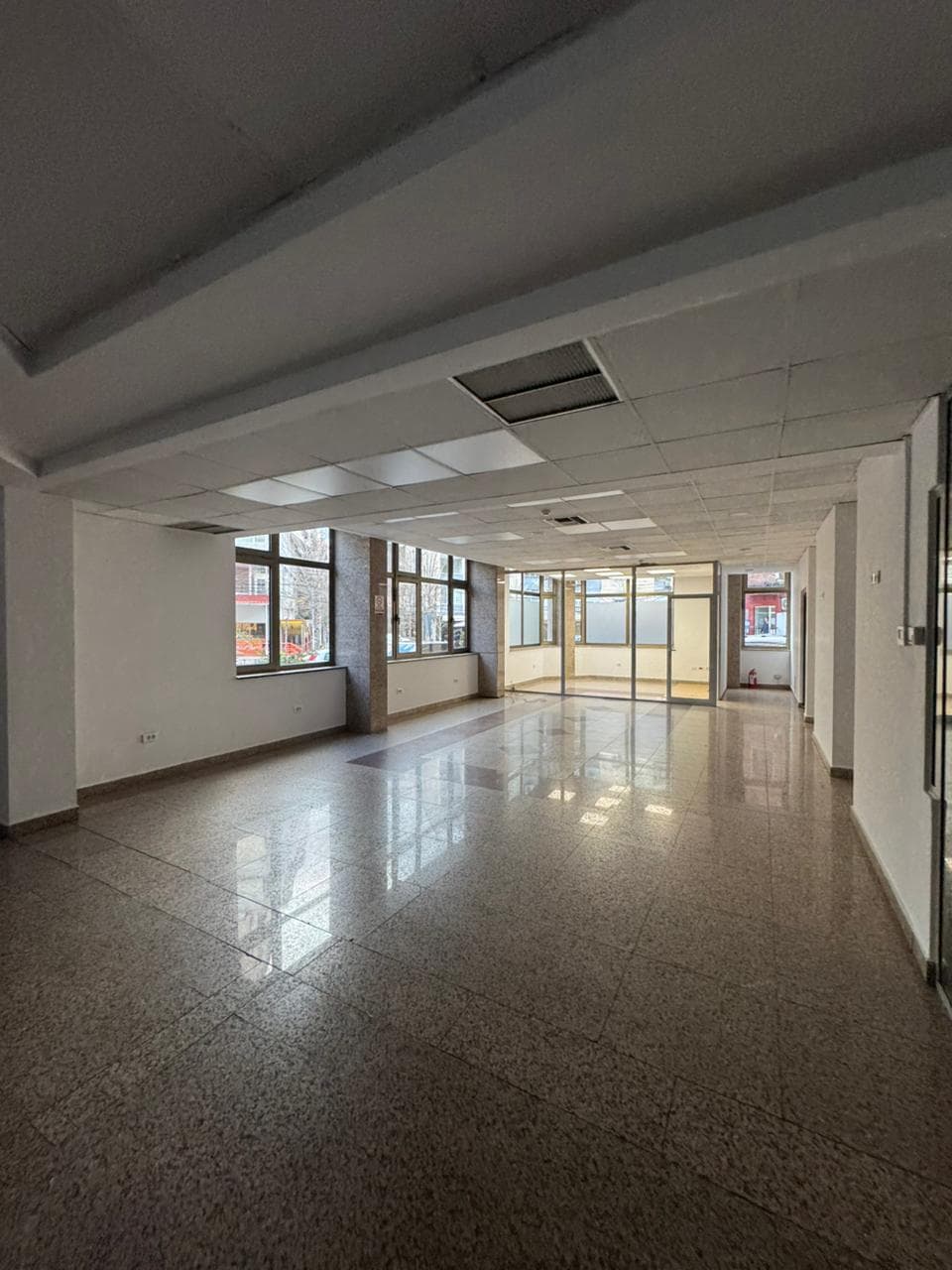 Jepet me Qira Ambient Komercial prane LSI, Bllok!