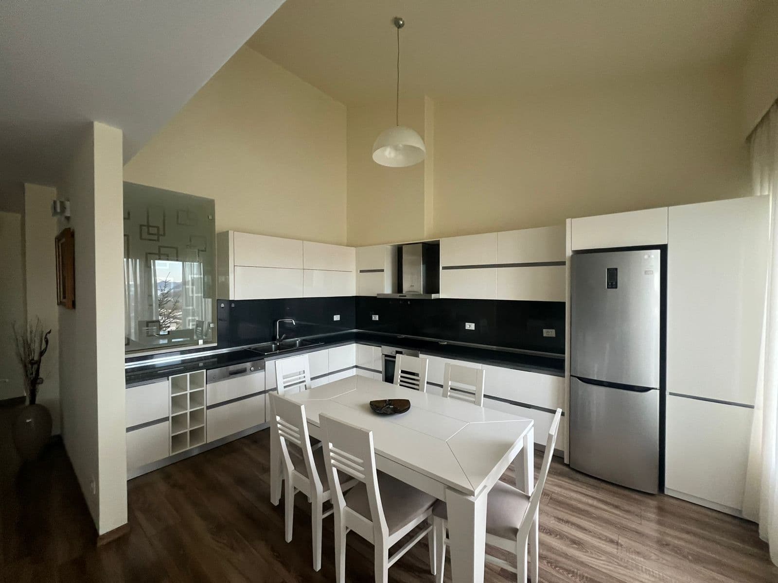 Jepet me Qira Apartament 2+1 me 2 Poste Parkimi tek Long Hill Residence! 4