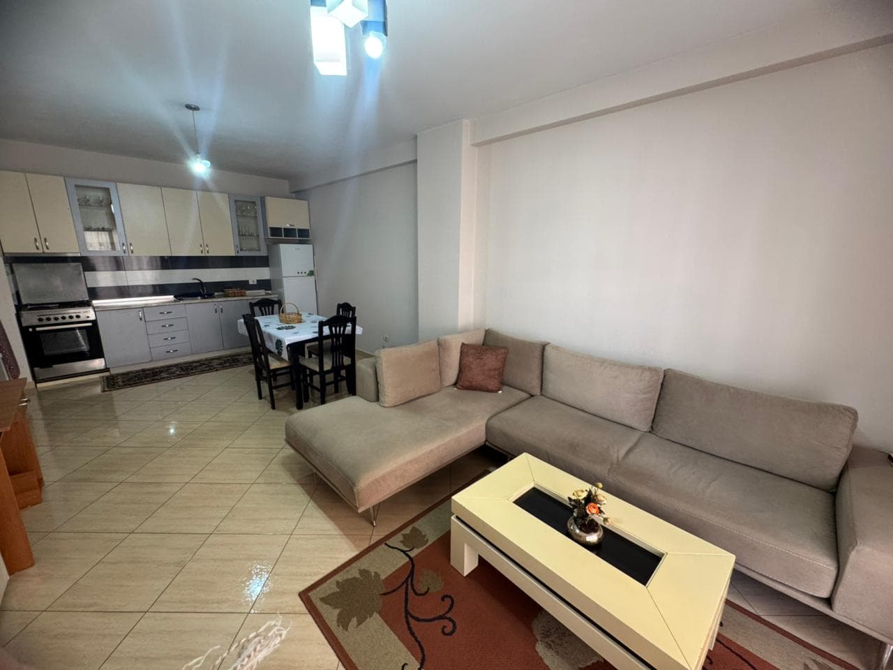 Jepet Apartament 1+1 me qira – Astir, afër Rrethit !