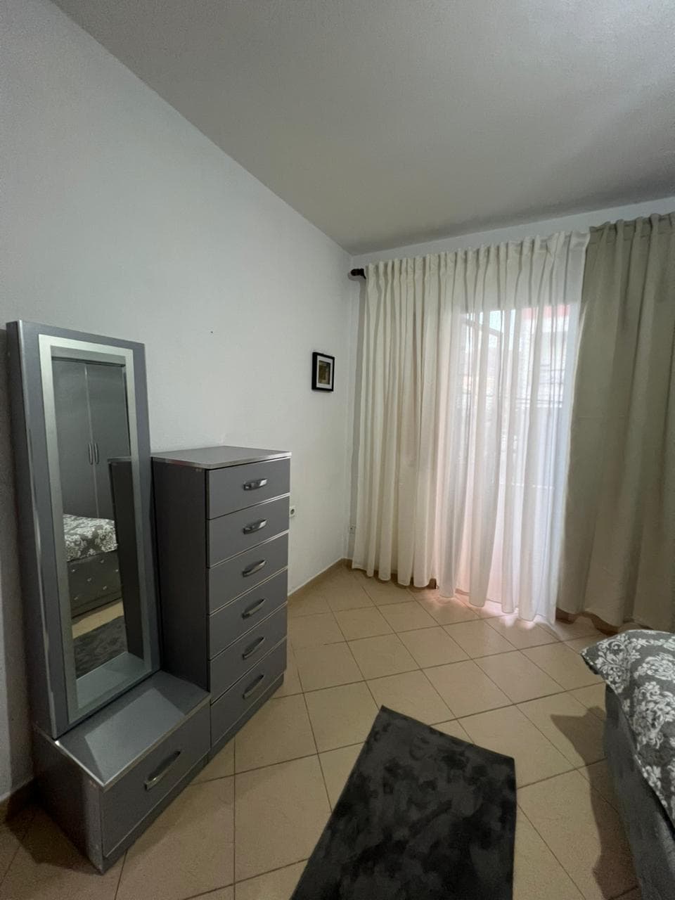 Jepet Apartament me Qira 1+1 - Rruga 5 Maji ! 3