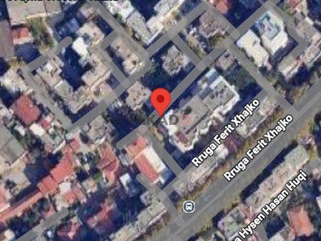 Shitet Garazh tek Rruga Memo Meto!