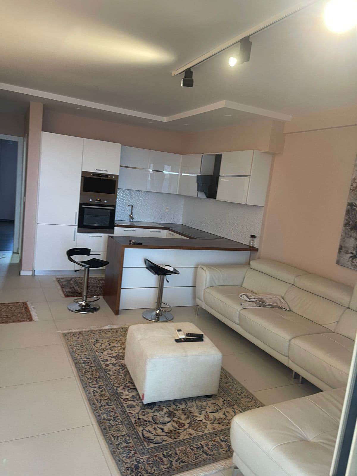 Shitet Apartament 2+1 ne Lungomare, Vlore!