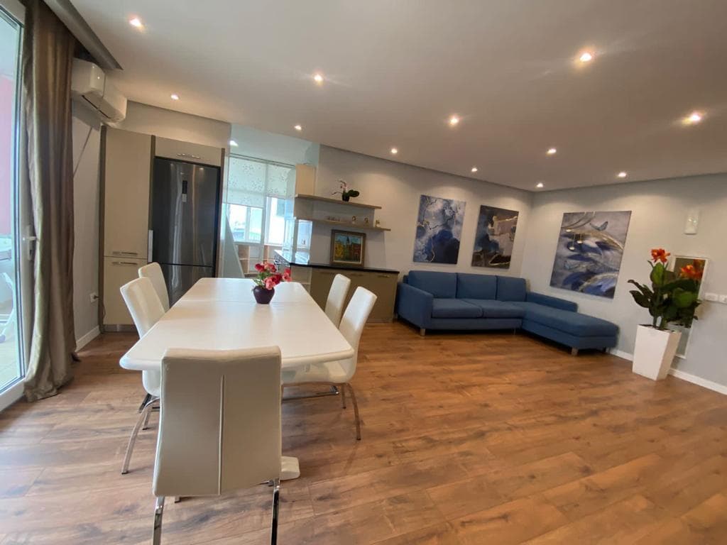 Jepet Apartament Luksoz me Qira – tek Ish Ekspozita! 2