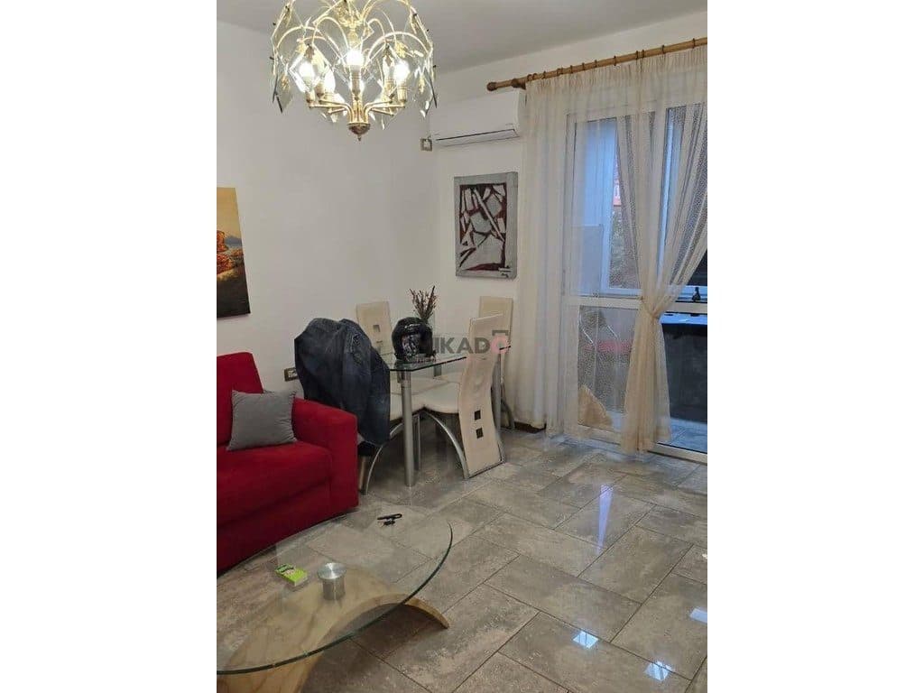 Jepet me Qira Apartament 2+1 – Përballë Medresesë ! 4
