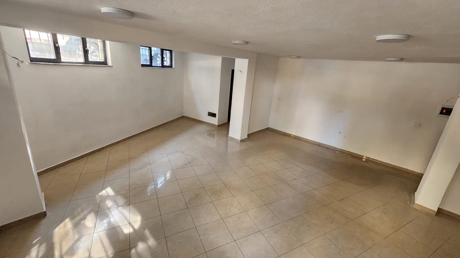 Ambient biznesi me qira – pranë Shkollës "1 Maji" ! 2