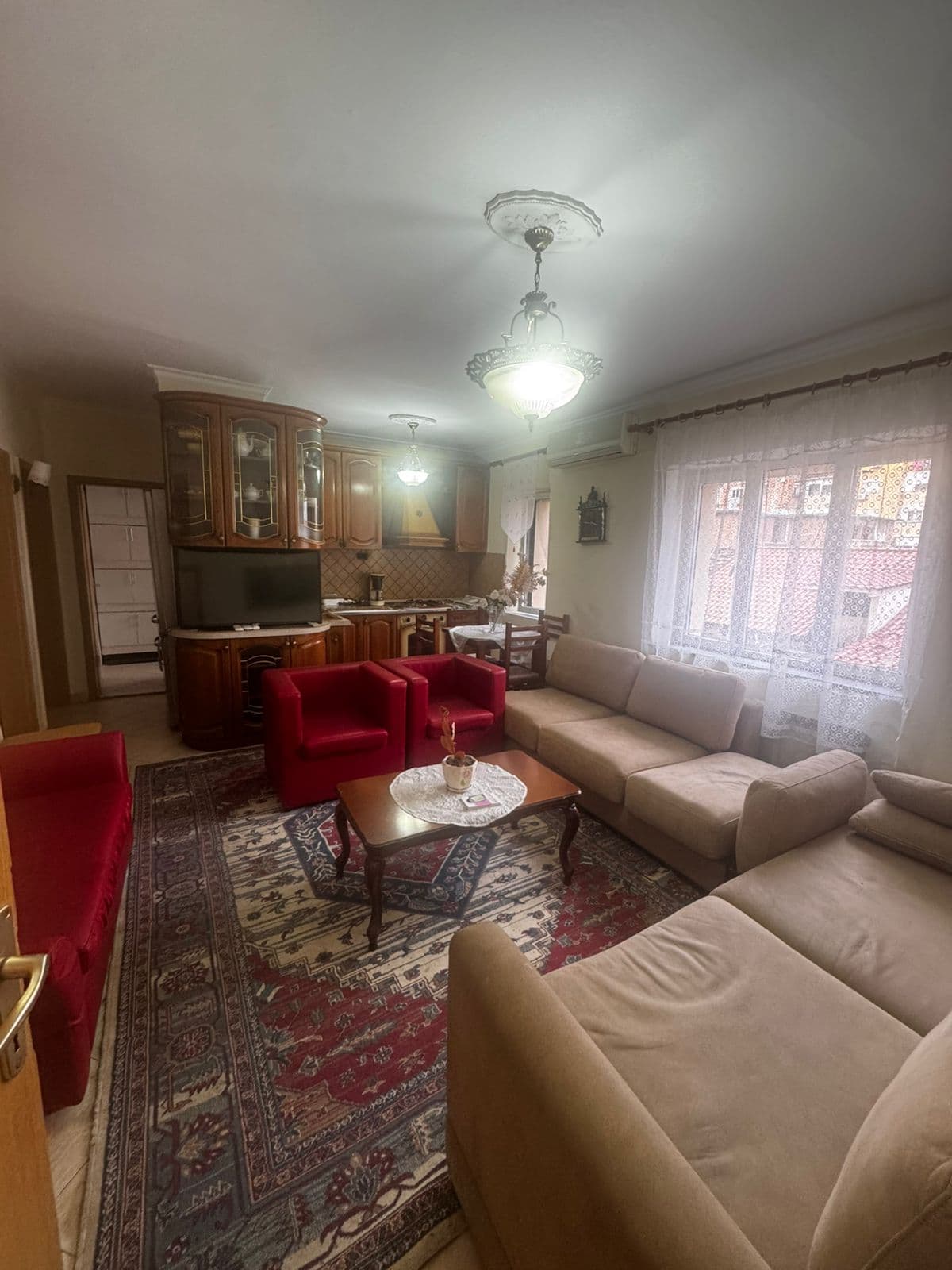 Jepet me Qira Apartament 3+2+1 📍 Pranë Shkollës “Petro Nini Luarasi” ! 2