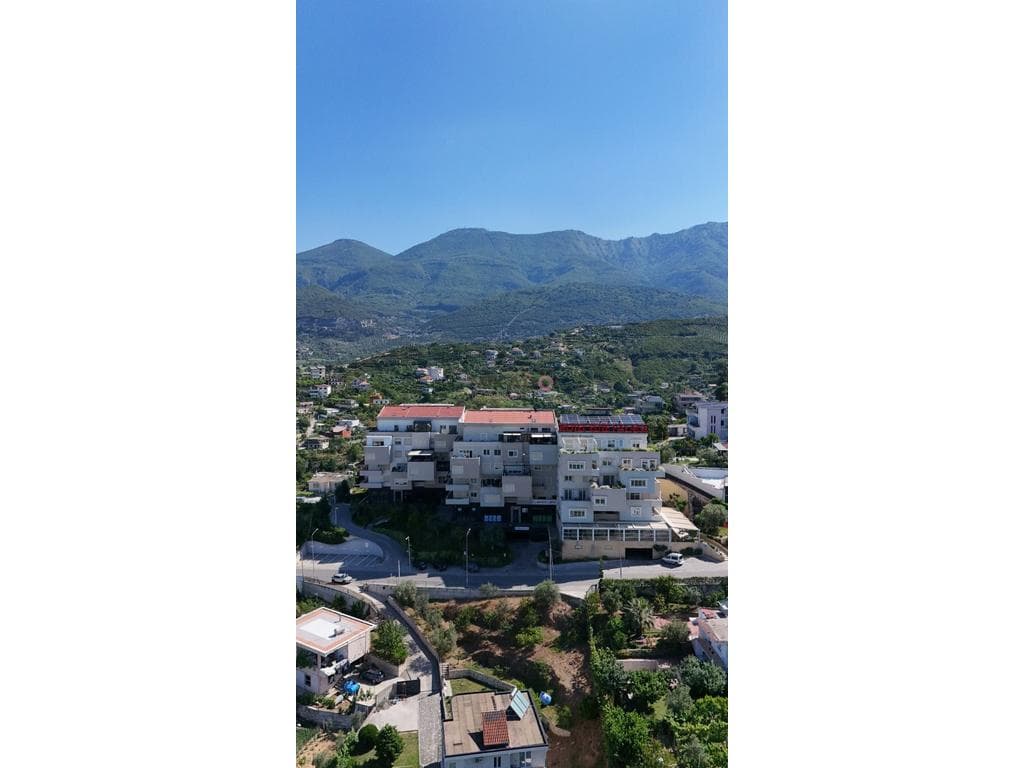 Shitet Apartament 2+1+2 me Pamje nga Liqeni i Farkes!