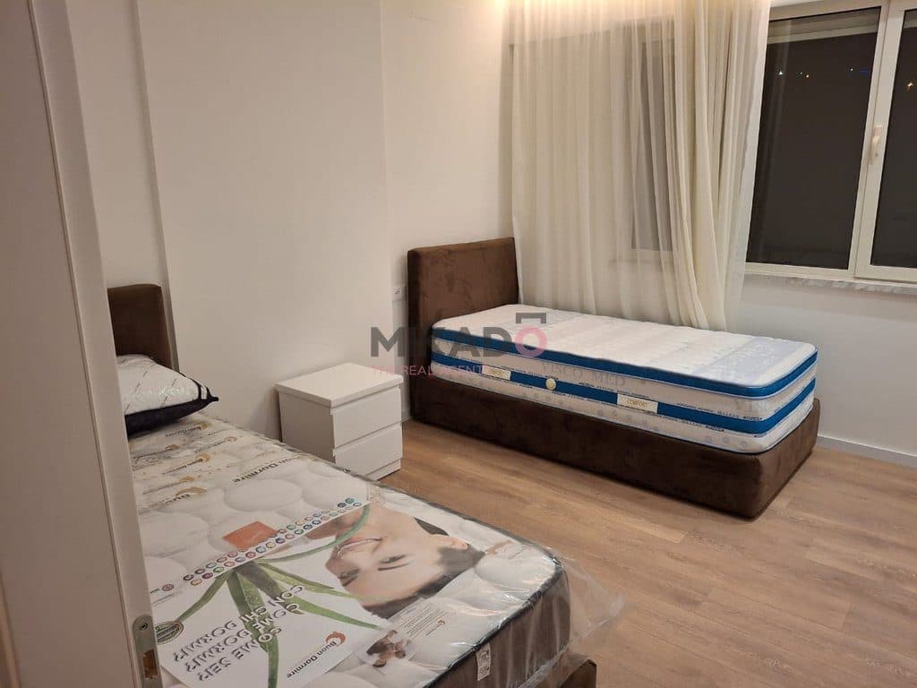 Jepet me Qira Apartament 3+1+2 tek Liqeni i Thatë, përballë Radissonit! 3