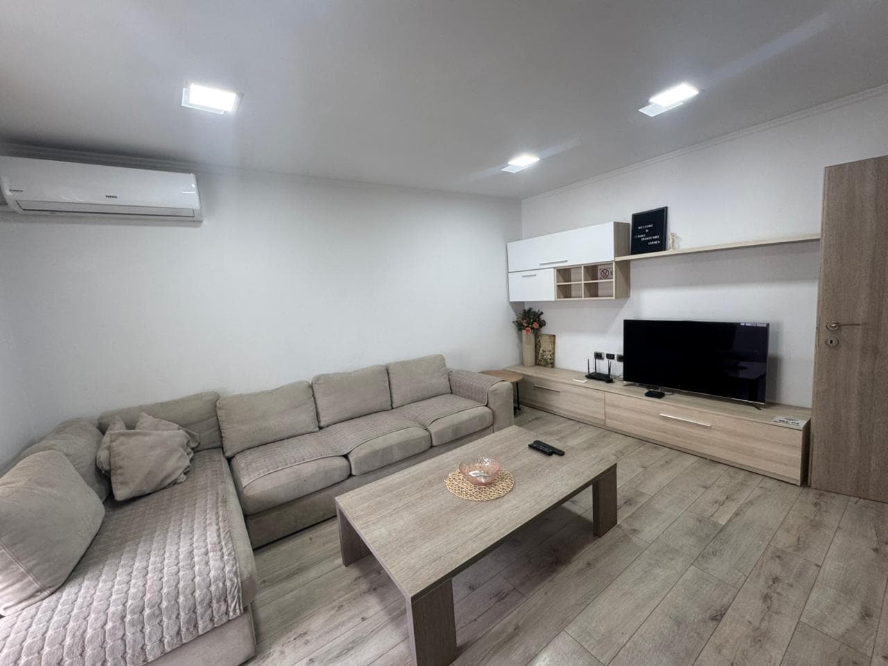 Jepet Apartament 2+1 me qira – Në Qendër të Tiranës !