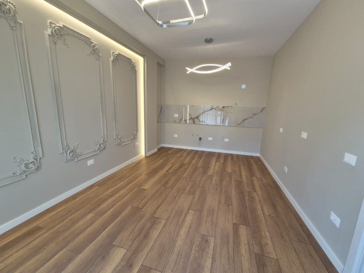 Shitet apartament 1+1 tek 21 Dhjetori!