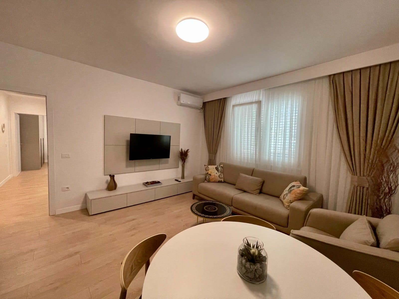 Jepet Apartament modern 2+1 me qira – Rruga e Kavajës !