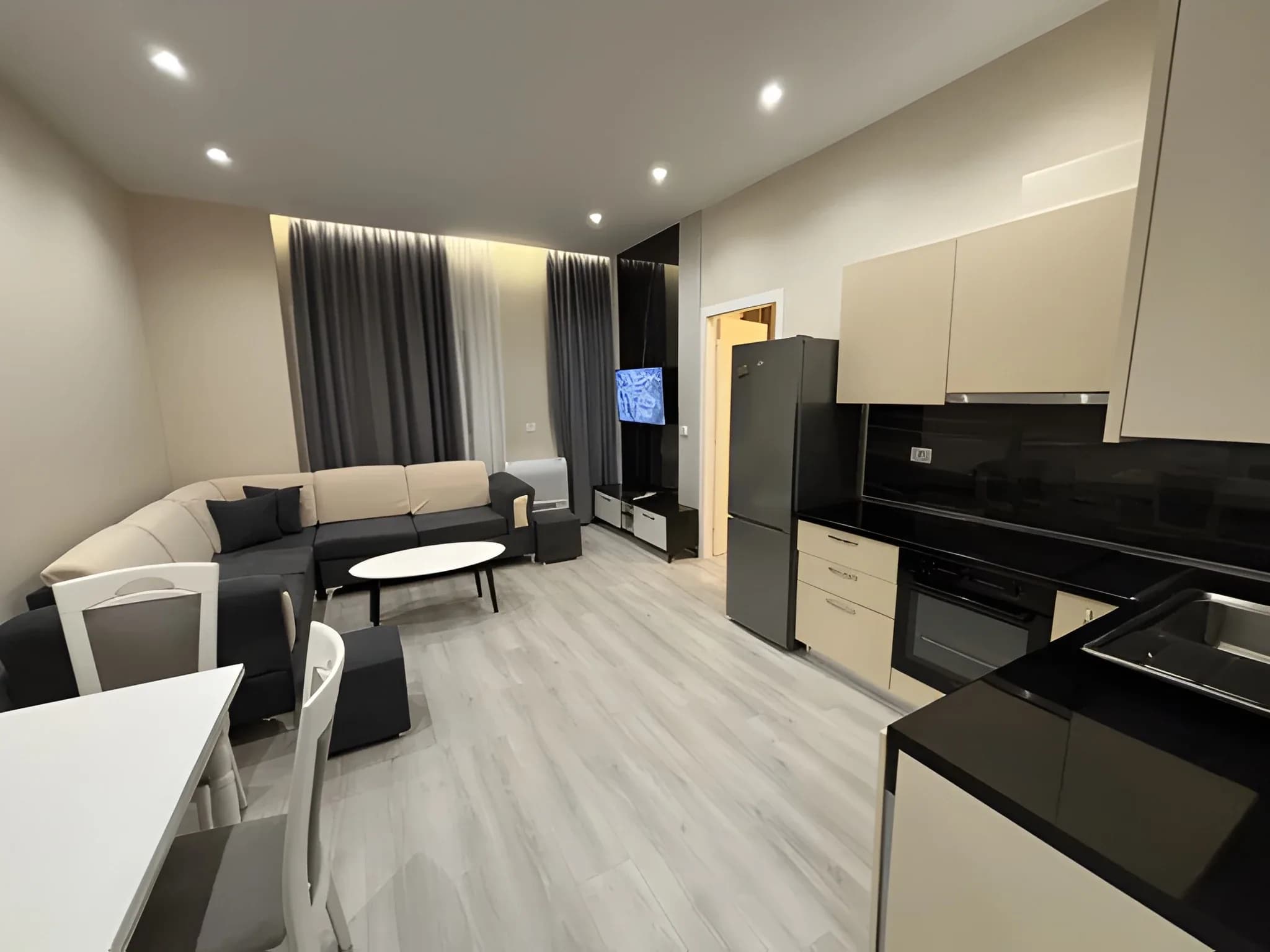 JEPET APARTAMENT 1+1 ME QIRA – Kopshti Botanik ! 2