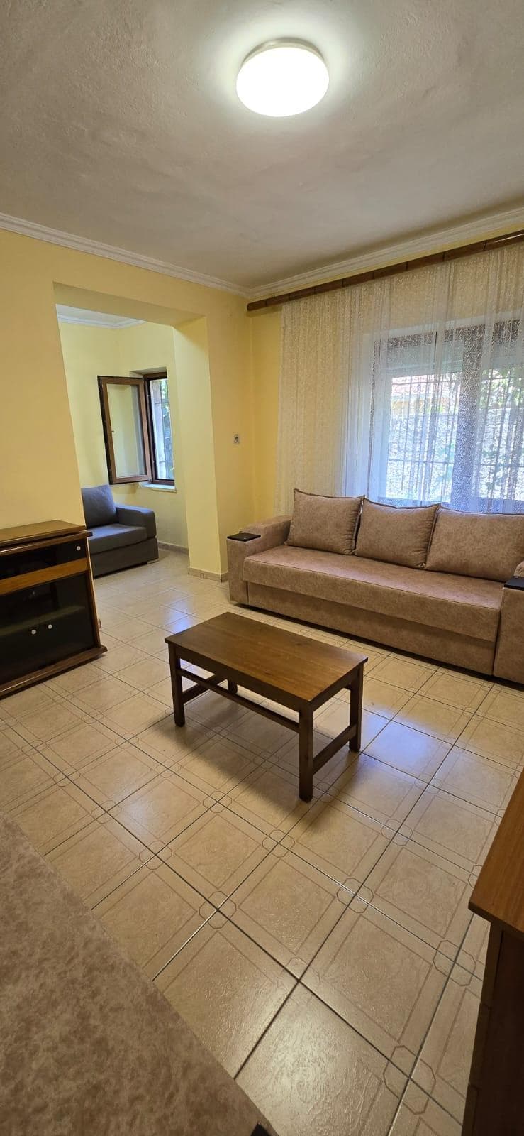 Shitet apartament 2+1+2+2 prane shkolles Jeronim De Rada!