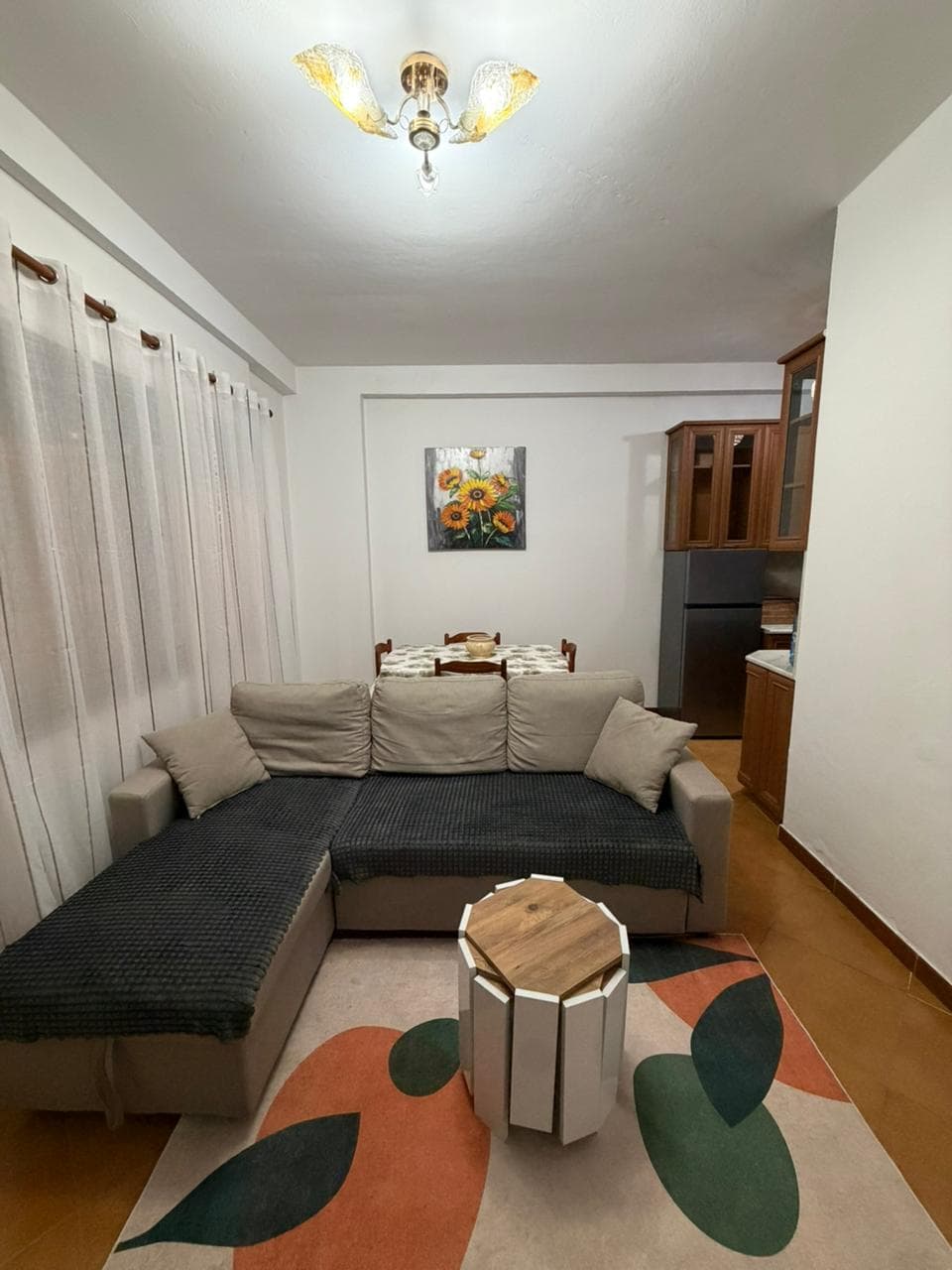 Jepet me Qira Apartament 1+1 + Ballkon – Komuna e Parisit !