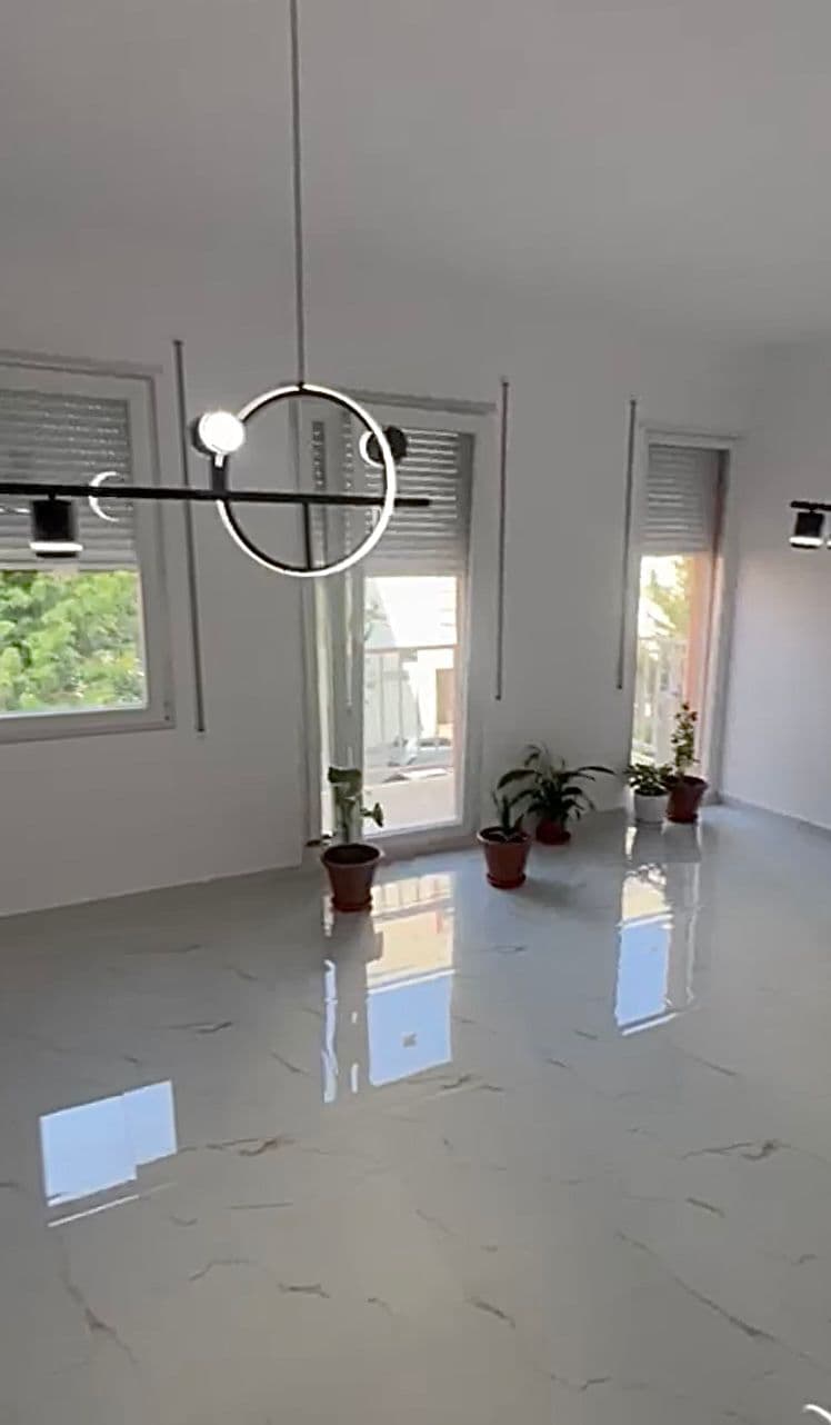 Jepet me Qira Ambient Biznesi ne Rrugen 5 Maji, prane Concord Center!