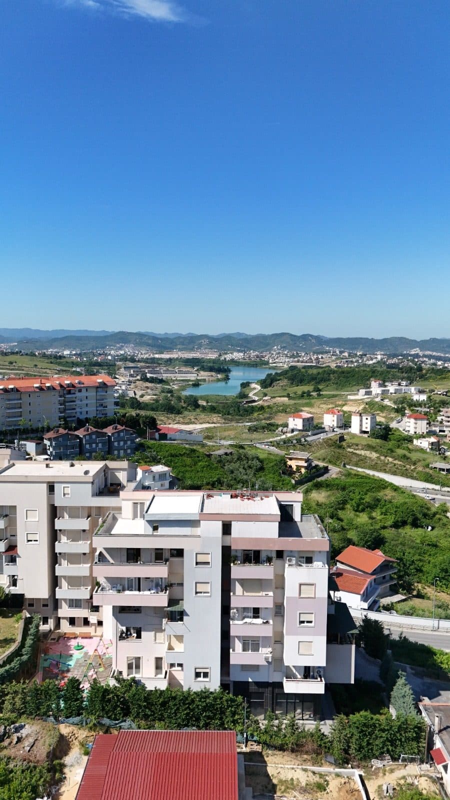 Shitet Apartament 2+1+2 me Pamje nga Liqeni i Farkes! 3